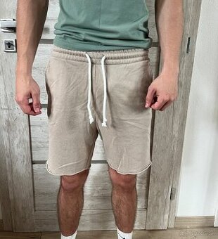 Béžové teplákové kraťasy