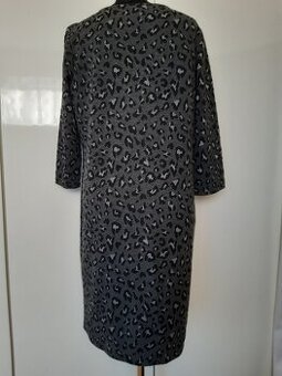 Šaty modné s pasikom bielo-strieborným po bokoch. - 1