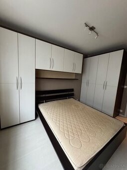 Spálňová zostava, sedačka, práčka, skriňa v dobrom stave