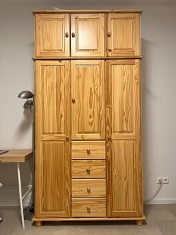 Drevená skriňa s nadstavcom