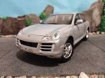 Prodám model 1:18 Porsche cayenne S