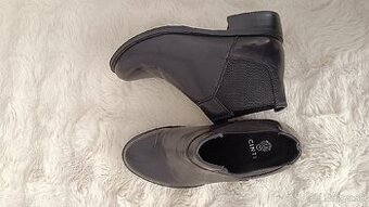 Kožené čierne členkové dámske čižmy značky CINTI