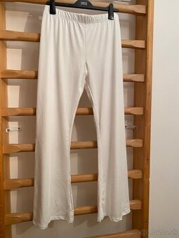 Biele rozšírené legíny