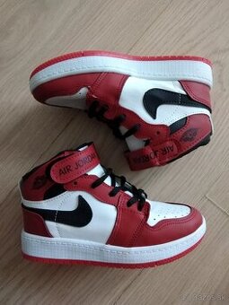 Členkové AIR Jordan a tričko