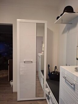 Predám elegantnú predsieňovú zostavu
