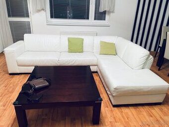 Biely kožený gauč