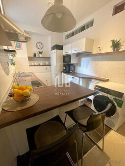 Moderný 3-izbák s predzáhradkou - bývanie s noblesou v srdci