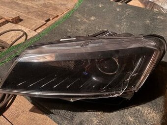 Predám predné bixenon svetlo Škoda Superb 3