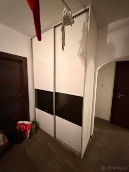 Moderná vstavaná skriňa s posuvnými dverami (65x162 cm)