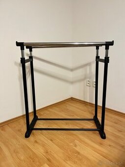 Vešiak na oblečenie (nemý sluha)