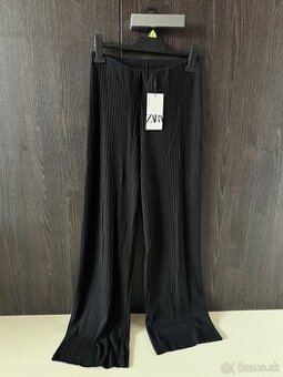 Vrúbkované teplakove nohavice Zara