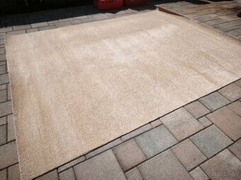 Béžový koberec