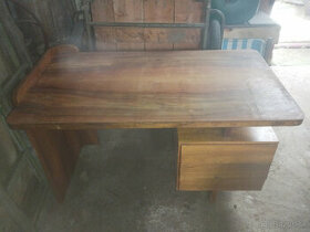 starsi dreveny pracovny stol a drevena skrinka