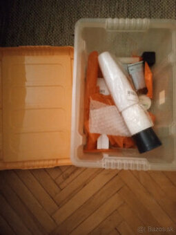 Rýchly Predaj Malá Plastová Krabica s Rôznymi Drobnostami /