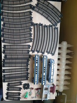 Elektrický vláčik s koľajnicami