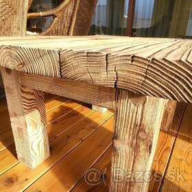 Konferenčný stolík z opaľovaného drevá