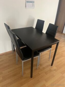 Jedálenský stôl + 4 stoličky – čierny set v modernom štýle