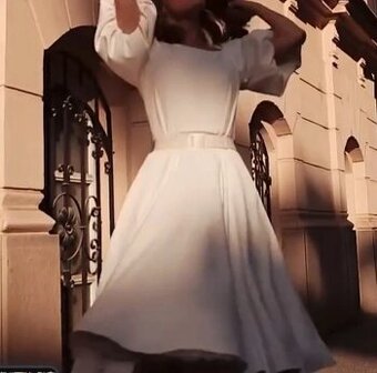 Biele šaty s nádherným detailom na rukávoch