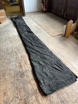 netkaná textília čierna