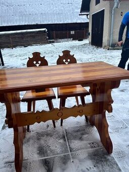 Vyrezávaný stôl s 2 stoličkami a ozdobnou policou