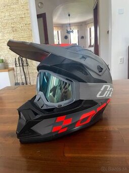 .Motocrossová prilba.