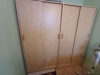 Dve skrine s posuvnými dverami.