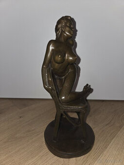 Soška umelecký akt na stoličke