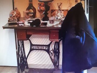Prodám starý šicí stroj SINGER. Asi dekorace Pozůstalost.