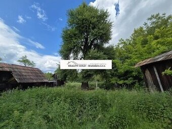 Priestranný pozemok v obci Nevidzany,  len 10 km od  Zlatých