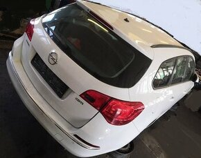 Opel Astra J 1.4 2014 predám DVERE, MOTOR A14NET, PREVODOVKU