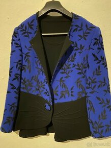 Vzorované modro-čierne sako s blúzkou