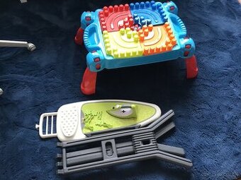 Stolík s kockami a detská žehliaca doska