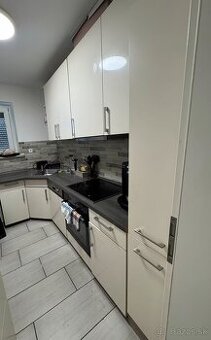 Moderná biela kuchynská linka ADRIANA