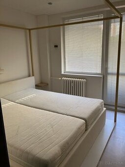 Manželská posteľ s nebesami