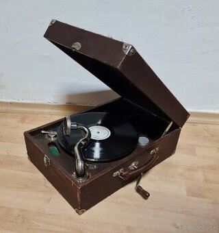 Starý kufríkový gramofón - Mars Pracision