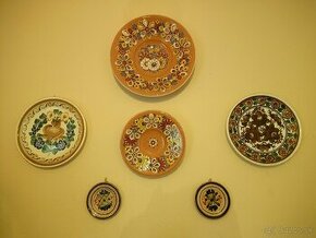 rozne taniere na stenu