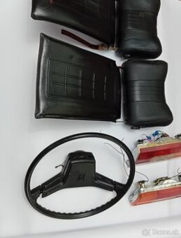 Lada niva , zadné svetlá, volant , opierky hlavy