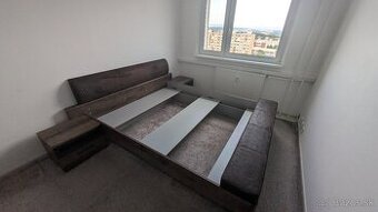 Manželská posteľ s nočnými stolíkmi a skrinkou