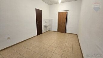 Prenájom kancelárie 13 m2 s parkovaním, Nitra - Priemyselná