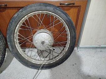 Predám koleso na Jawu 555.