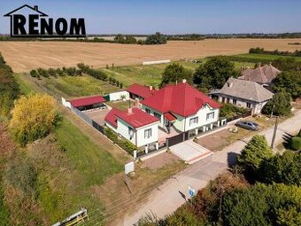 Zrekonštruovaný dom s prístavbami // pozemok 22,44ár