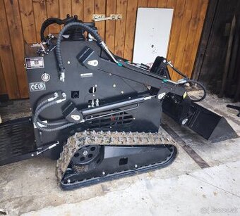 Šmykom riadený nakladač unc