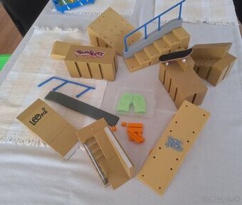 mini skateboard a skejt park finger