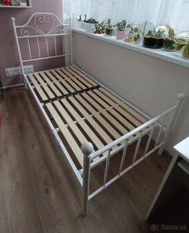 Biela kovová posteľ