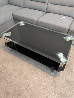 Sklenený konferenčný stôl