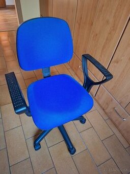 Otočná výškovo nastaviteľná stolička modrá