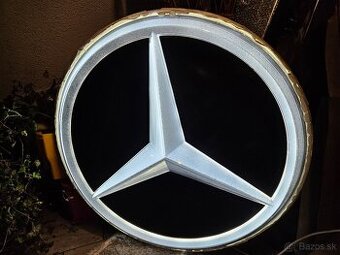 Mercedes - svetelné 3D logo