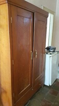 Drevené staré skrine