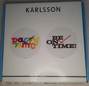 Dizajnové nástenné hodiny Karlsson – farebný nápis „Party Ti