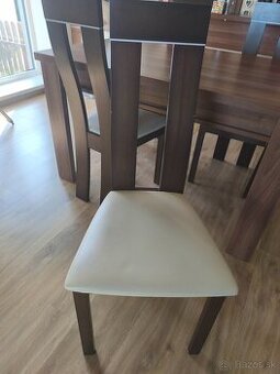 Jedálenský stôl a stoličky